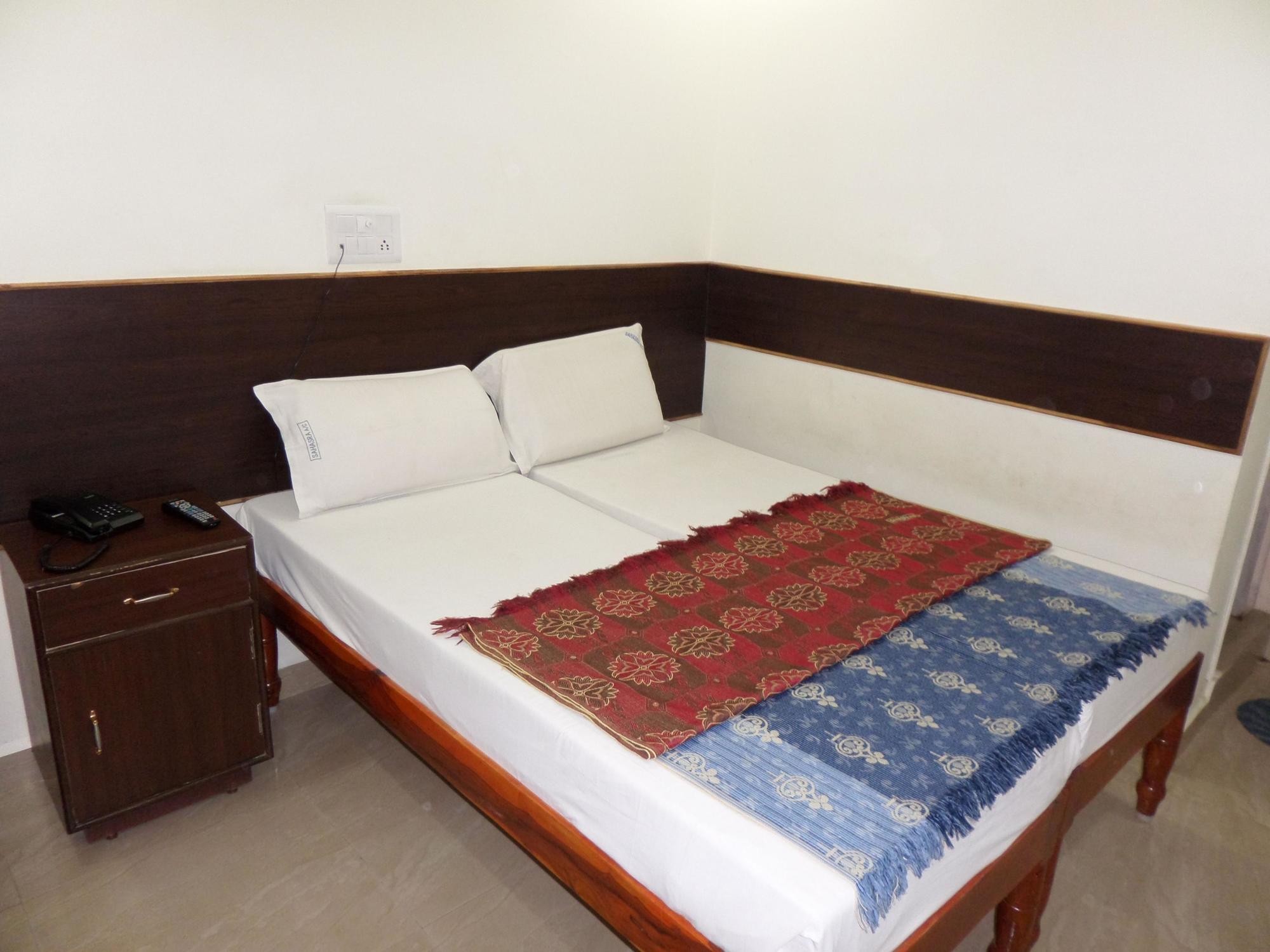 Hotel Sahasra Residency Тирупати Екстериор снимка