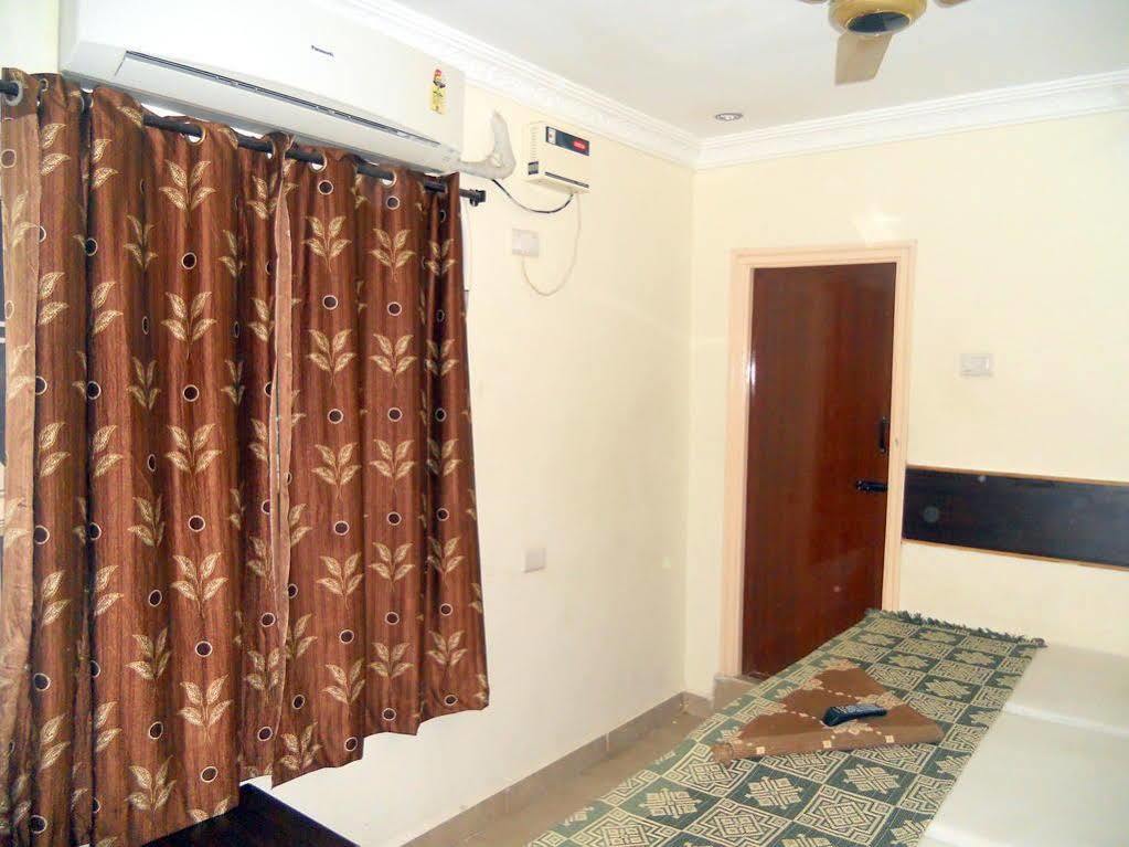 Hotel Sahasra Residency Тирупати Екстериор снимка